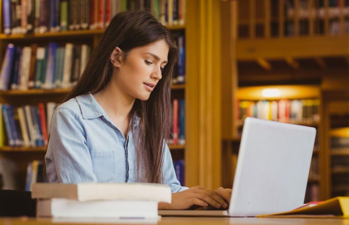 Lernende beim gemeinsamen Arbeiten an persönlicher Entwicklung