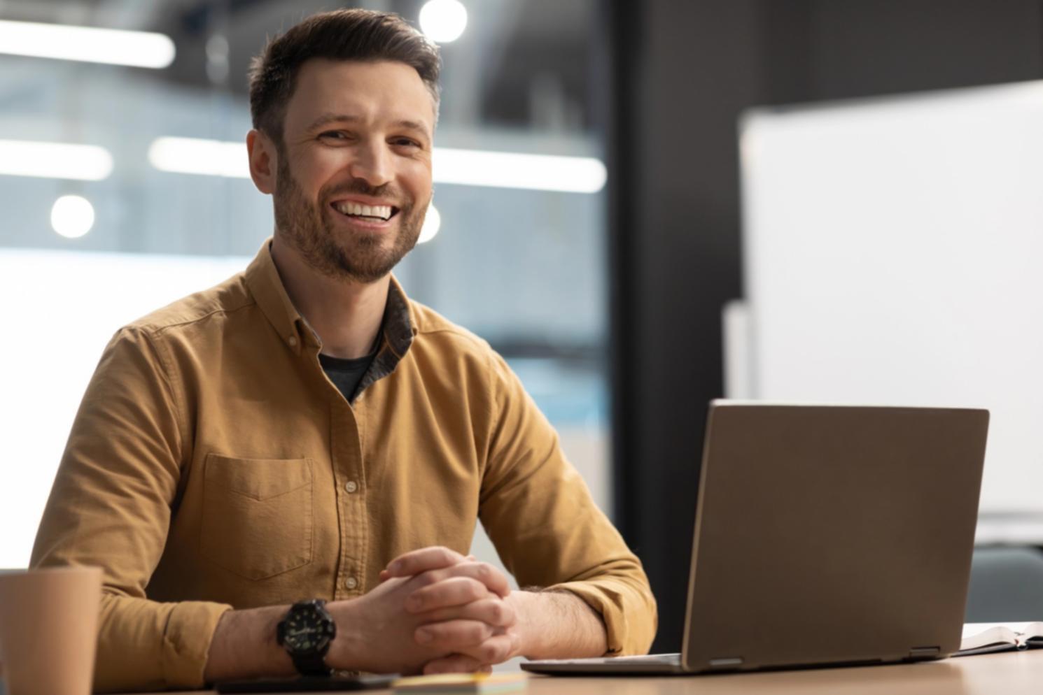 Lernende bei der interaktiven Kursarbeit in inspirierender Umgebung